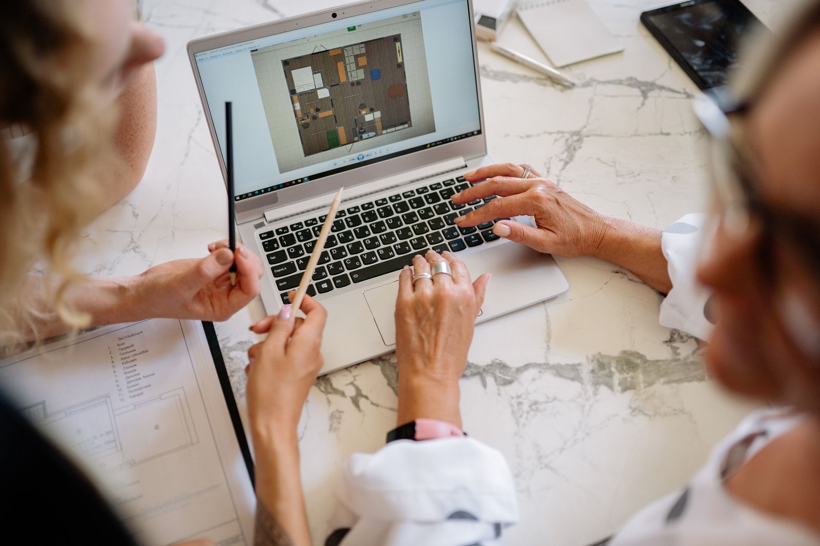 Samen een digitaal ontwerp bespreken op een laptop